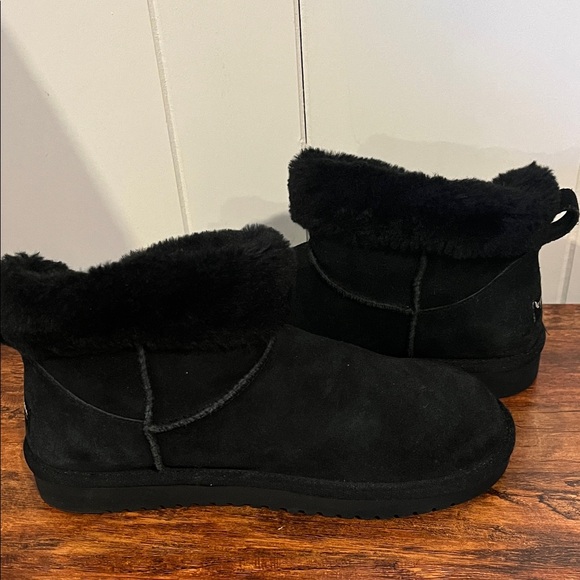 Women's Koolaburra  Black Shearling Ankle Boots - Picture 1 of 6